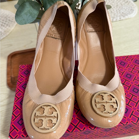 Tory Burch Beige Ballet Flats with Logo - Picture 2 of 4